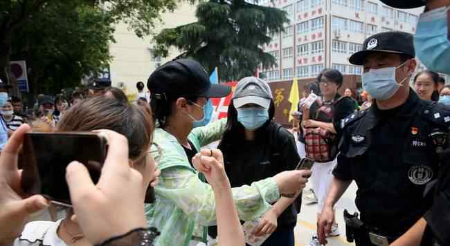 張子楓高考考場外被圍拍 水泄不通