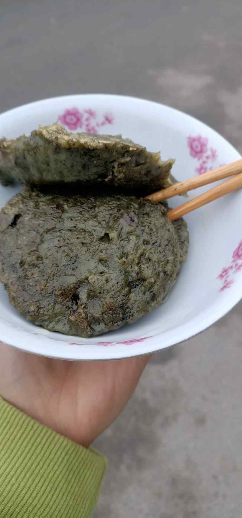 一家子被堵在高速公路口 父親徒步給兒子送飯！網(wǎng)友：眼淚從嘴角流出來