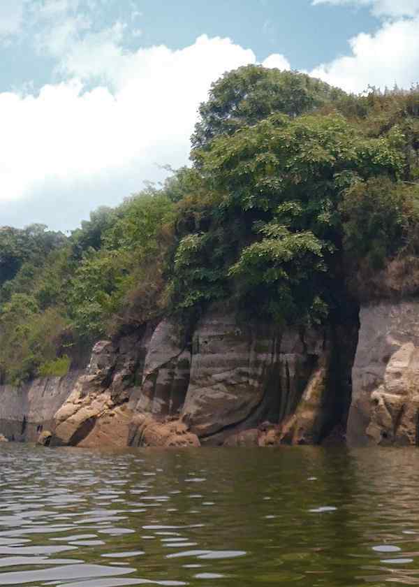 唐代大坐佛和周邊千佛造像因四川仁壽縣黑龍灘水庫建設(shè)而被淹沒