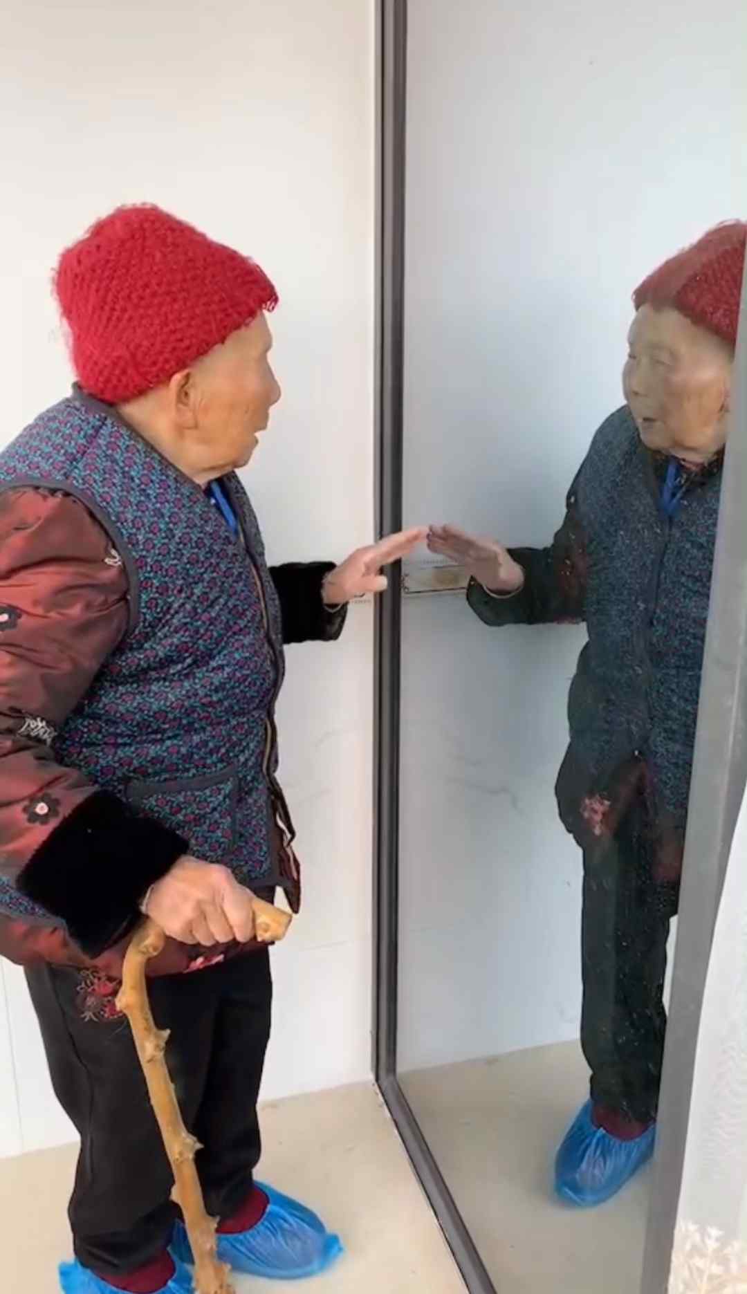 93歲老人給鏡中自己讓路 還搬起小板凳聊一個多小時 網(wǎng)友：幸福又傷感