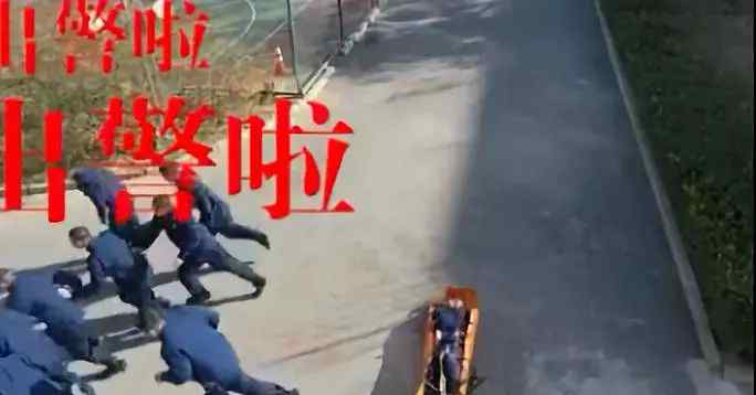 挺動女兒 警鈴響起，消防員抱著女兒轉身就跑，這一幕令人動容