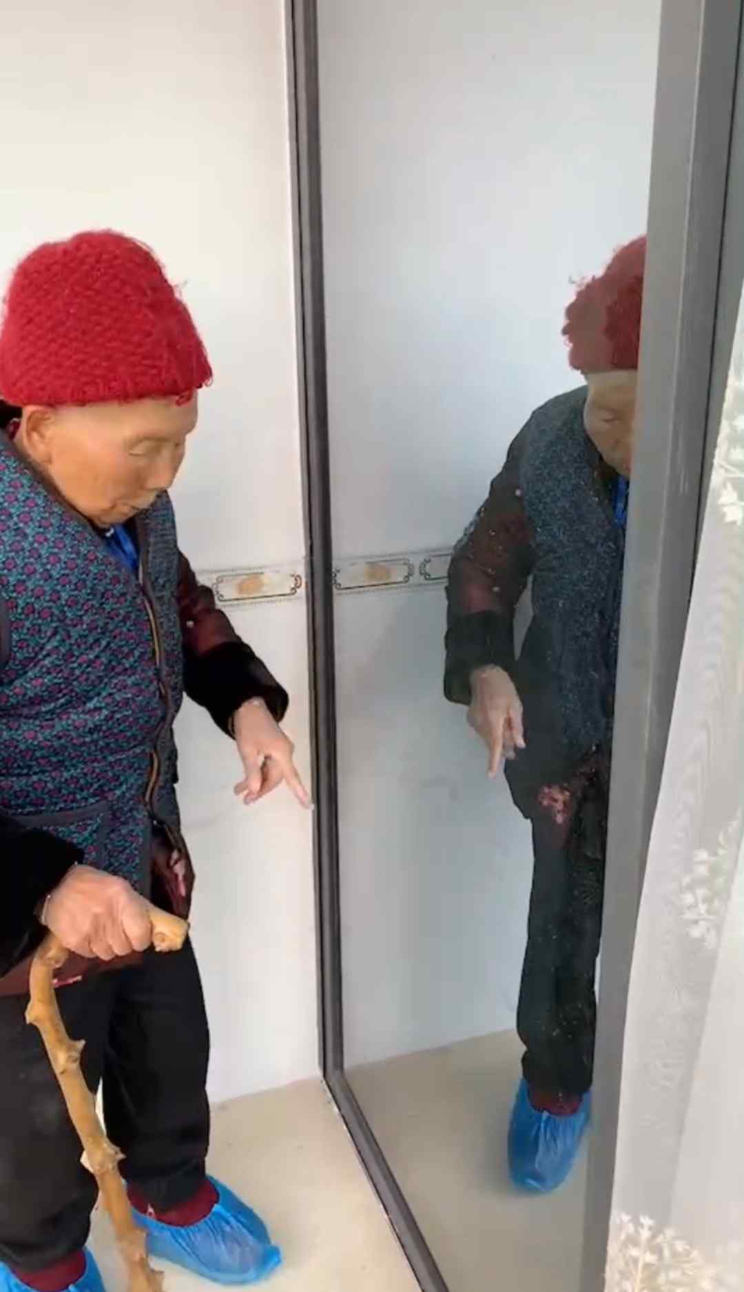 93歲老人給鏡中自己讓路 還搬起小板凳聊一個多小時 網(wǎng)友：幸福又傷感