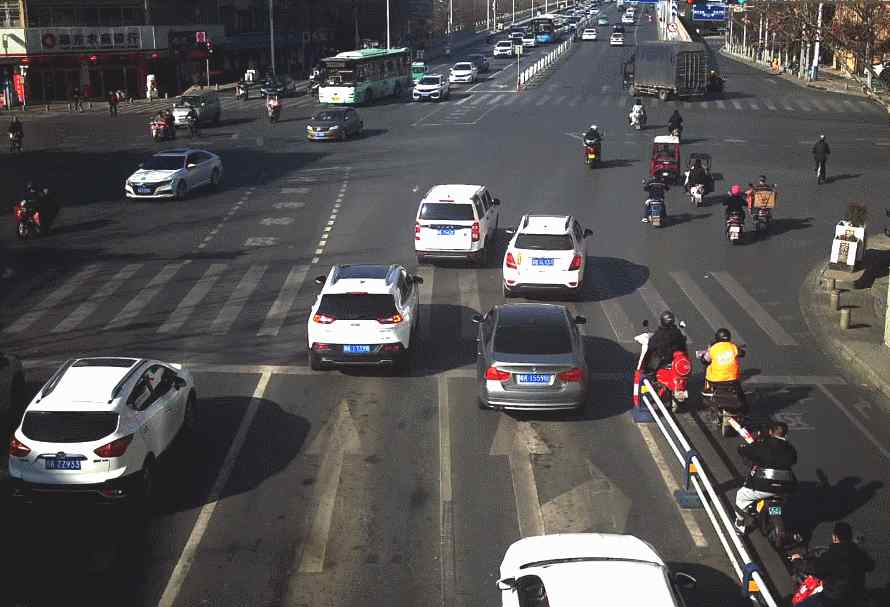 驚險！車輛在路口剛起步 阜陽一4歲男童從車輛后備箱掉落路面