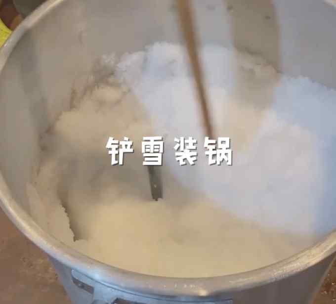 “鐵鍋燉娃”？斷水后美居民用鐵桶燒雪水洗澡！網(wǎng)友提出靈魂拷問