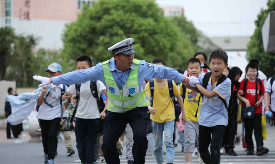 12個班畢業(yè)照C位全是他 還記得連云港灌云縣交警侍東亮嗎