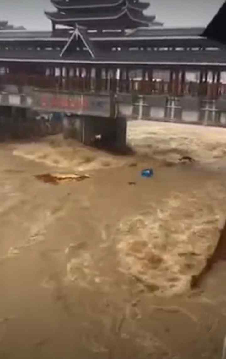 7月26日，湖北建始縣暴雨肆虐，河道洪水迅速上漲沖入縣城，沿岸汽車接連被卷走，可怕現(xiàn)場曝光。