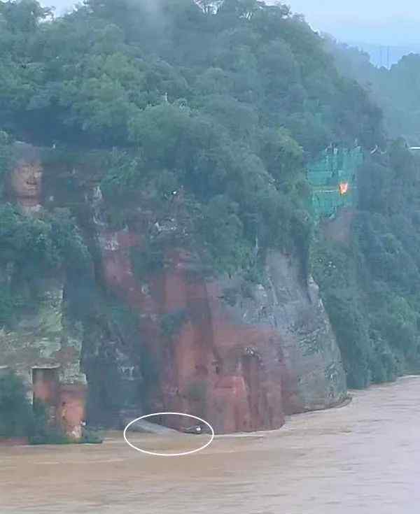 近日，四川連日暴雨洪水上漲，樂(lè)山大佛首次出現(xiàn)70年來(lái)罕見(jiàn)景象，現(xiàn)場(chǎng)畫面曝光。