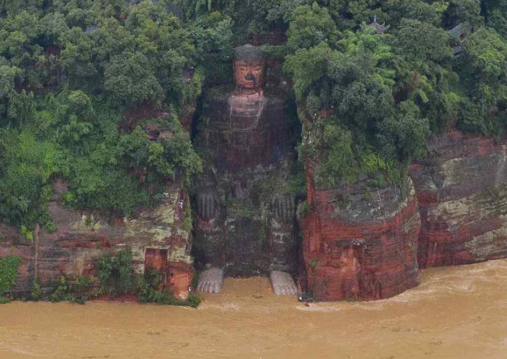 近日，四川連日暴雨洪水上漲，樂(lè)山大佛首次出現(xiàn)70年來(lái)罕見(jiàn)景象，現(xiàn)場(chǎng)畫面曝光。