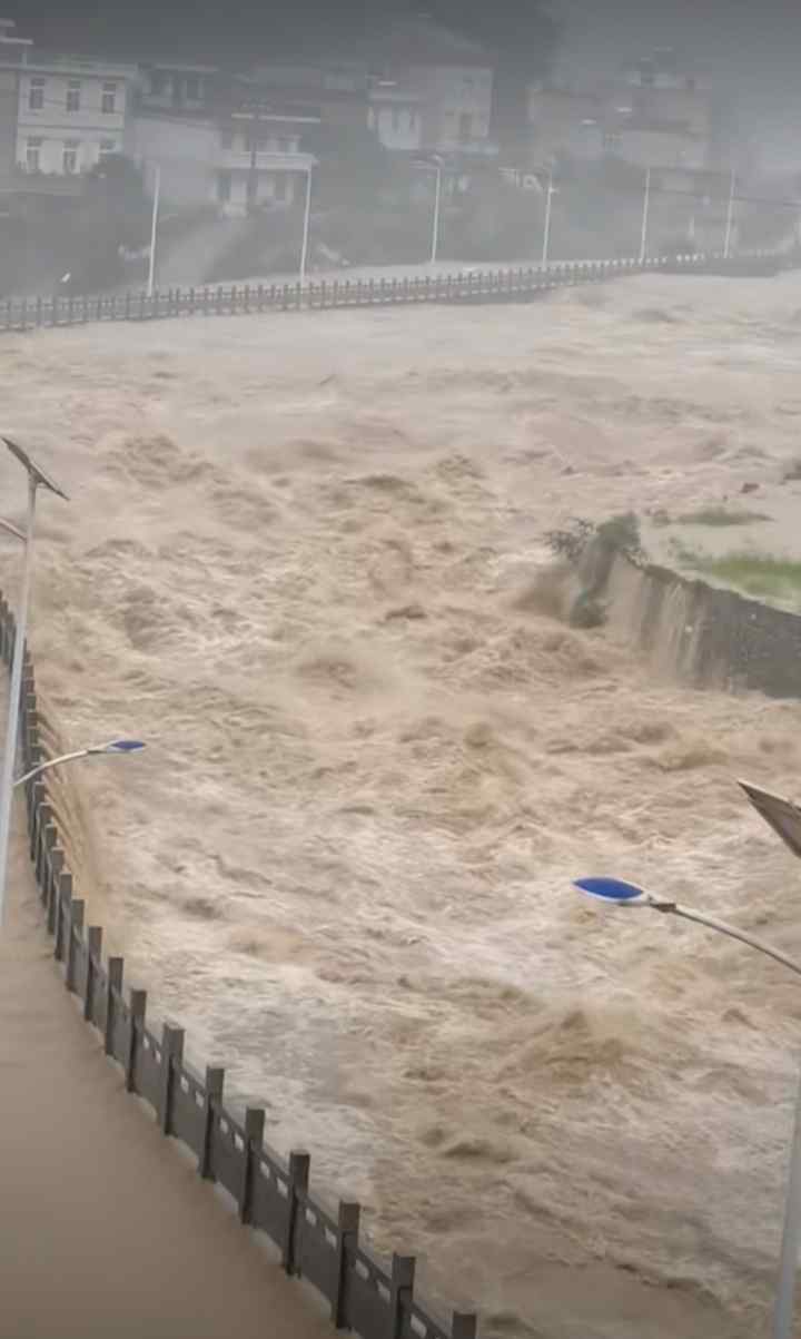 7月26日，湖北建始縣暴雨肆虐，河道洪水迅速上漲沖入縣城，沿岸汽車接連被卷走，可怕現(xiàn)場曝光。