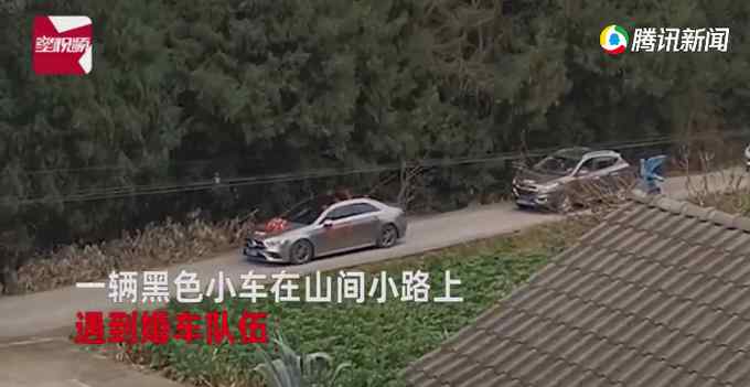 司機在狹窄小路上偶遇婚車車隊 接下來一個舉動獲網(wǎng)友點贊