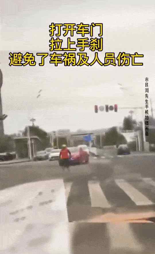 16秒外賣小哥街頭遇上失控汽車 一波操作讓網(wǎng)友直呼高能