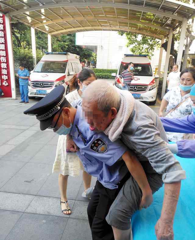 送醫(yī)途中堵車(chē)輔警背老人百米沖刺