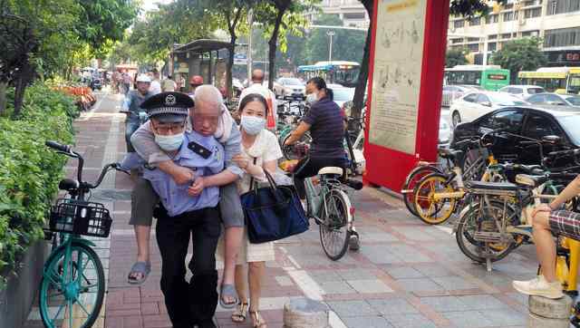 送醫(yī)途中堵車(chē)輔警背老人百米沖刺