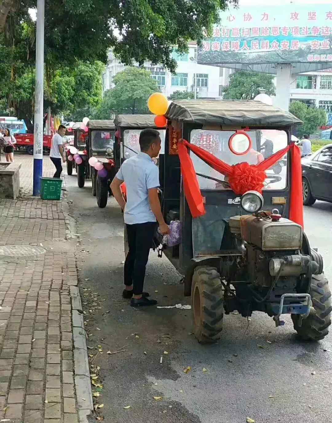 小伙駕駛農(nóng)用拖拉機車隊去迎親 隨后新娘的操作亮了