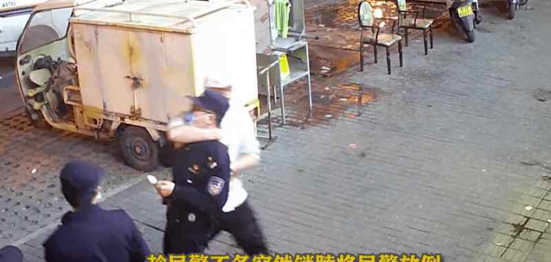 近日，北京一男子當(dāng)街對(duì)民警鎖喉抱摔，被捕時(shí)大喊一句話網(wǎng)友瞬間炸鍋。