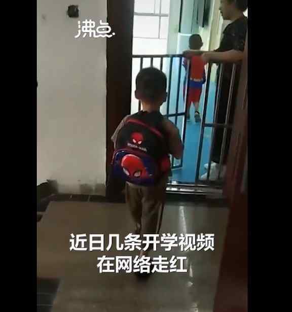 男孩出門就是幼兒園