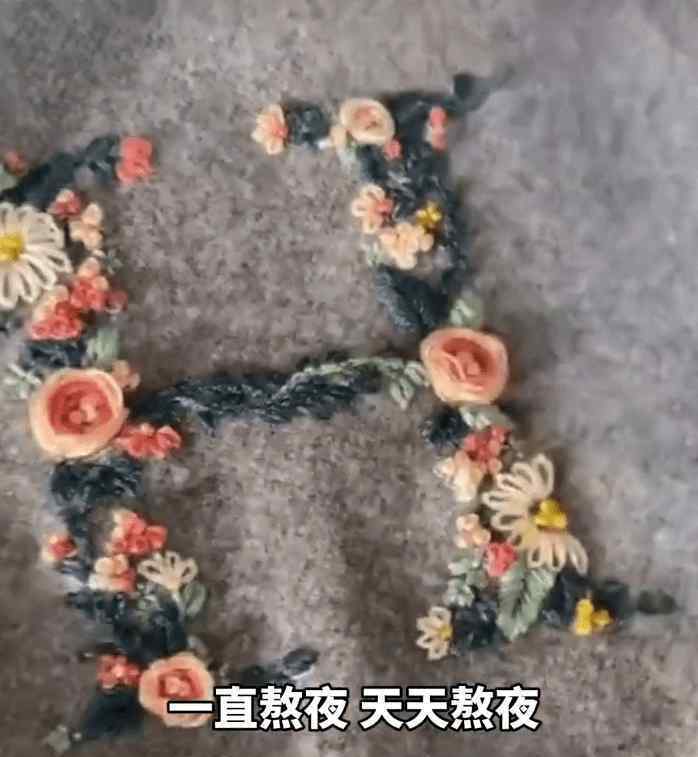 男班長(zhǎng)為全班女生織圍巾