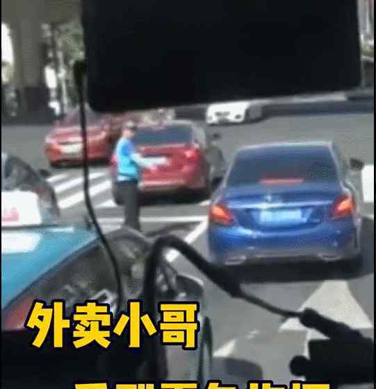 消防車遇擁堵熱心騎士挨個拍車窗 接下來一幕網(wǎng)友豎起大拇指