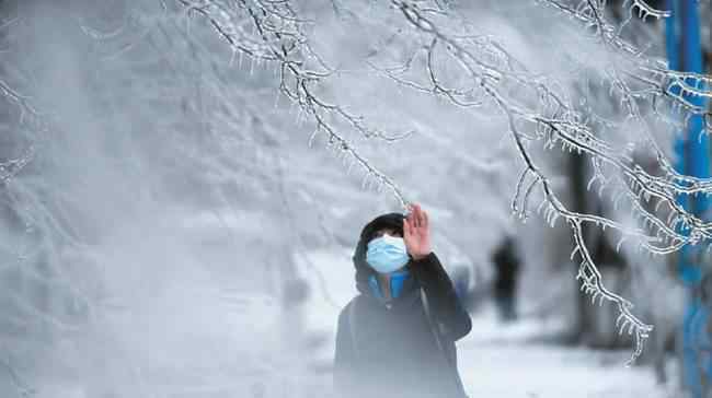 東北大媽用雪洗貂皮大衣