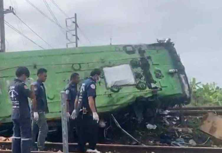 泰國一汽車遭火車撞翻致20死 具體是啥情況?