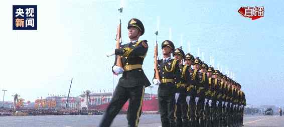 閱兵車牌 兩輛閱兵車刷屏，車牌號(hào)1949車上有麥克風(fēng)但座位是空的，網(wǎng)友淚目：太燃了！