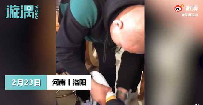 44歲女子回娘家 52歲大哥給擦鞋 網(wǎng)友羨慕：被寵著太幸福！