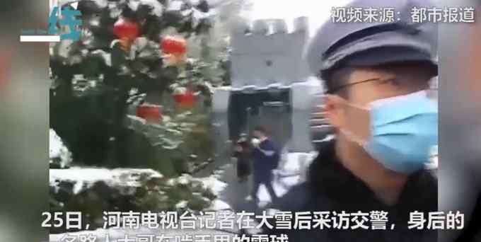 記者采訪交警 身后男子啃雪球像吃饅頭一樣自然！網友：加糖更好吃