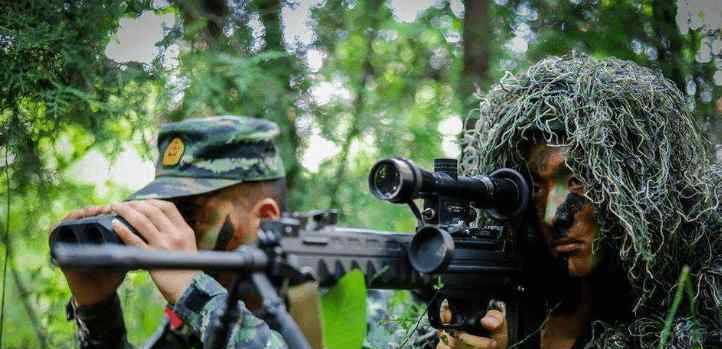 警察能叫軍人放下槍嗎 同樣是狙擊手，為啥警察狙擊一槍爆頭，而軍隊(duì)狙擊卻只打胸口呢？