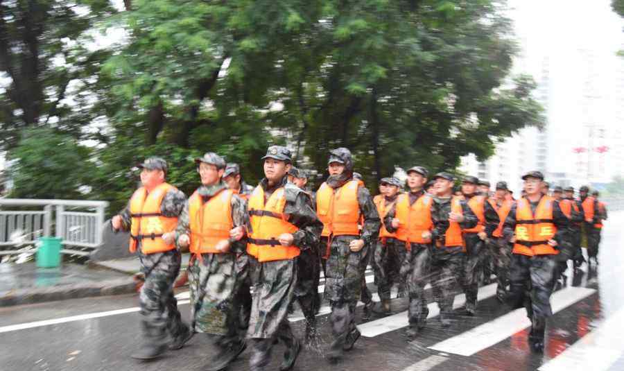 公交沒頂江水漫到居民區(qū) 湖北恩施拉響防空警報