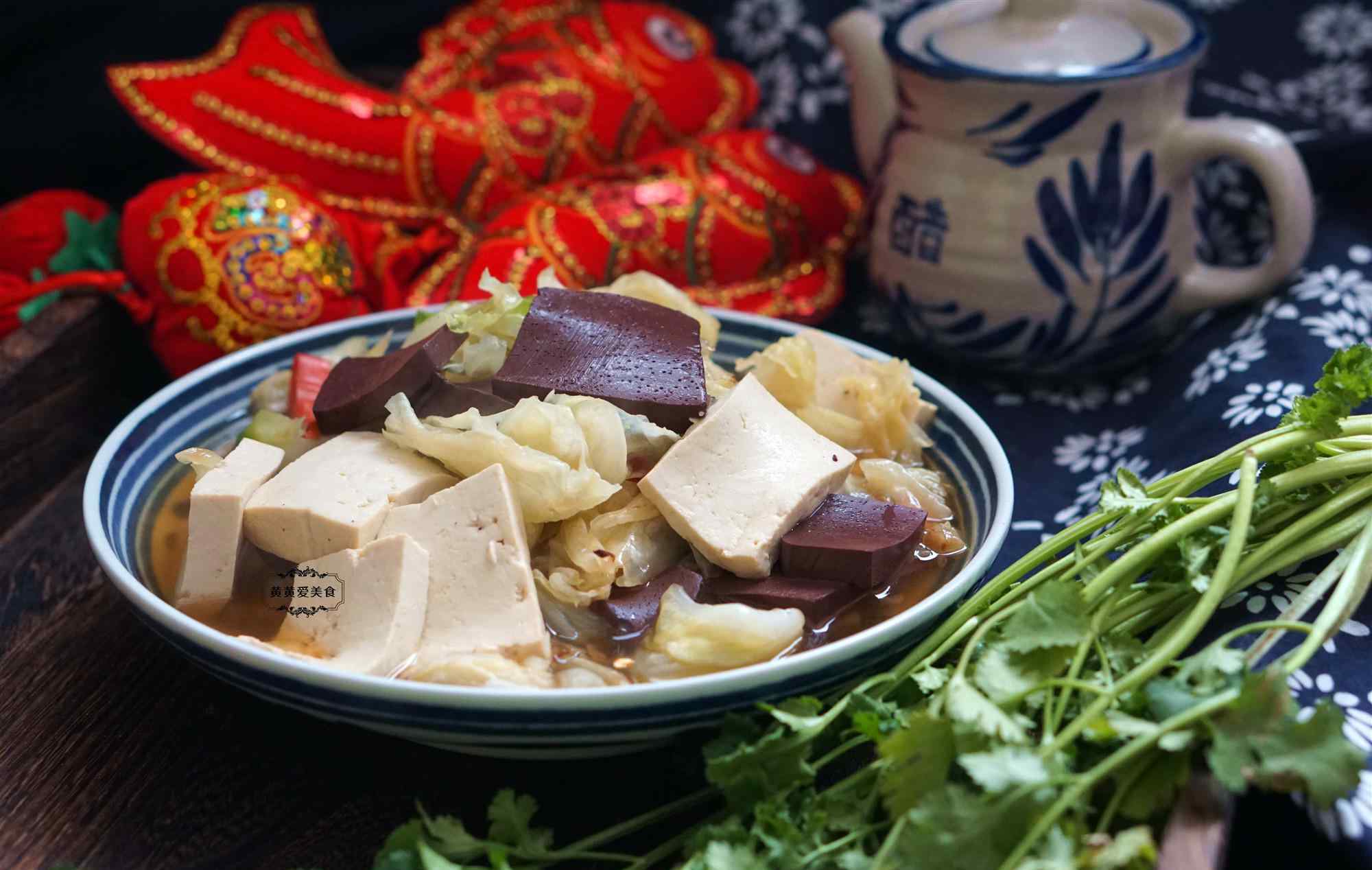 豬血煮豆腐 入冬后，豆腐和豬血一起燉，給腸胃來(lái)個(gè)大掃除，吃得渾身都暖和