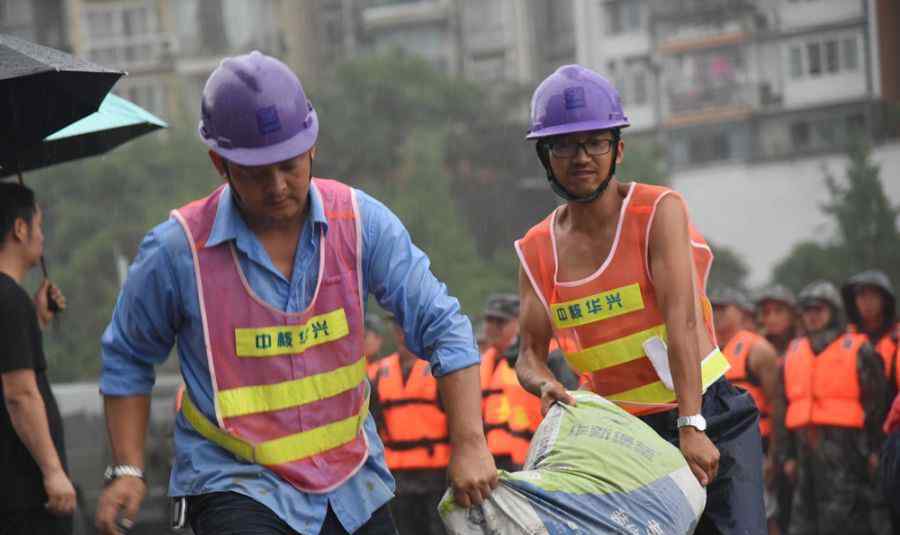 公交沒頂江水漫到居民區(qū) 湖北恩施拉響防空警報