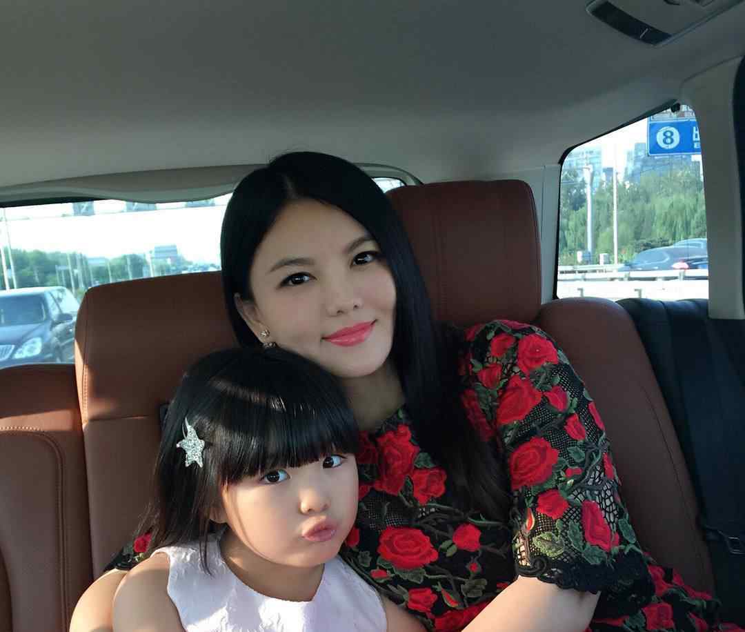 王菲李亞鵬女兒 14歲李嫣美照曝光，不再有意遮擋嘴唇，王菲李亞鵬多年付出沒白費(fèi)