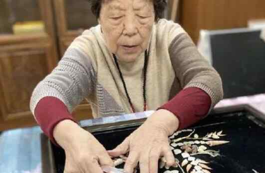 88歲奶奶用魚骨蟹腳作畫 她是怎么做到的