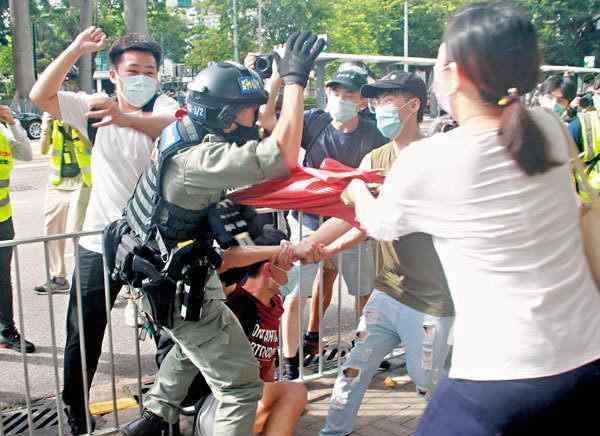 刺傷港警暴徒疑為接到“哨兵”報(bào)信，警方正全力追緝其余逃犯