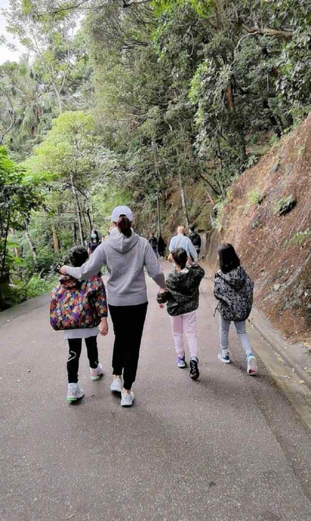 黎姿女兒 黎姿周末與女兒們遠足，母女四人同框超溫馨，三姐妹個頭快一樣高