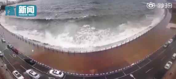 青島幾百米路面遭海浪襲擊 多輛汽車被浸泡在水中