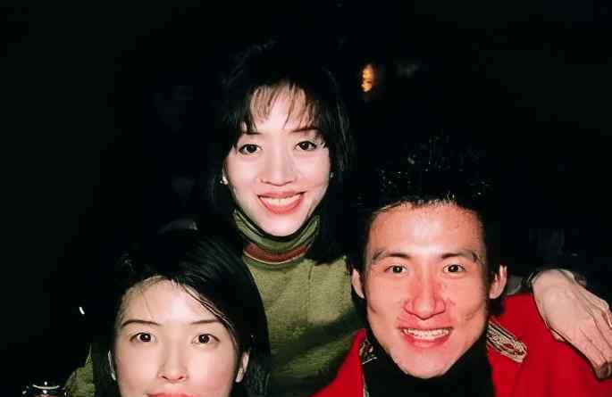 譚江柏 1997年，張學(xué)友被20位美女包圍親吻，香港樂壇走向衰落