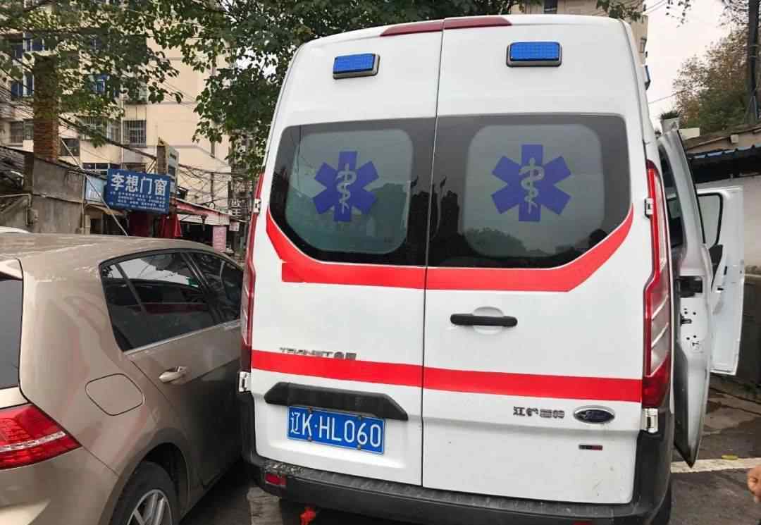 黑救護車 這輛“黑救護車”，鎮(zhèn)江120和交警找它好久了！