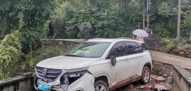 轎車沖出公路開上居民房頂 現(xiàn)場(chǎng)狀況如何