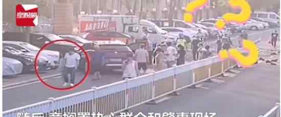 情侶酒駕翻車被救出后牽手離開 具體怎么回事