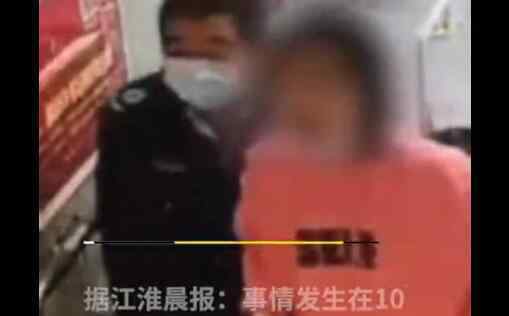 女孩地鐵站下樓玩手機摔倒 到底發(fā)生了什么