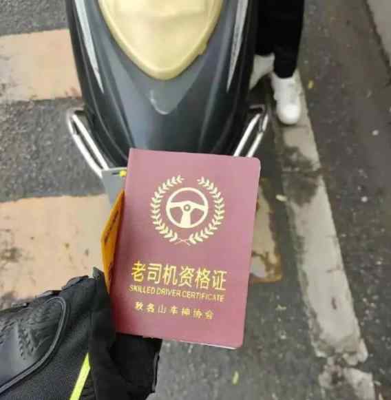 大媽逆行掏出秋名山車神老司機(jī)證 事件詳情始末介紹！