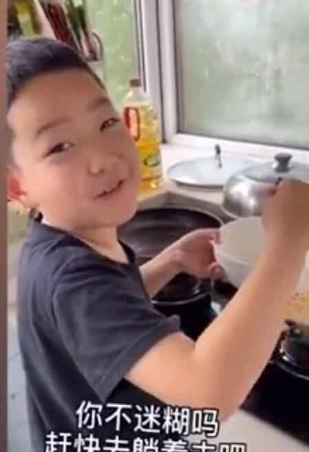 小學(xué)生哥哥替生病媽媽為妹妹做飯 超級暖心