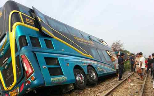 泰國一列火車與巴士相撞 目前現(xiàn)場情況如何