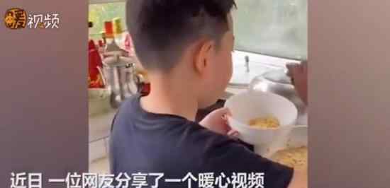 小學(xué)生哥哥替生病媽媽為妹妹做飯 超級暖心