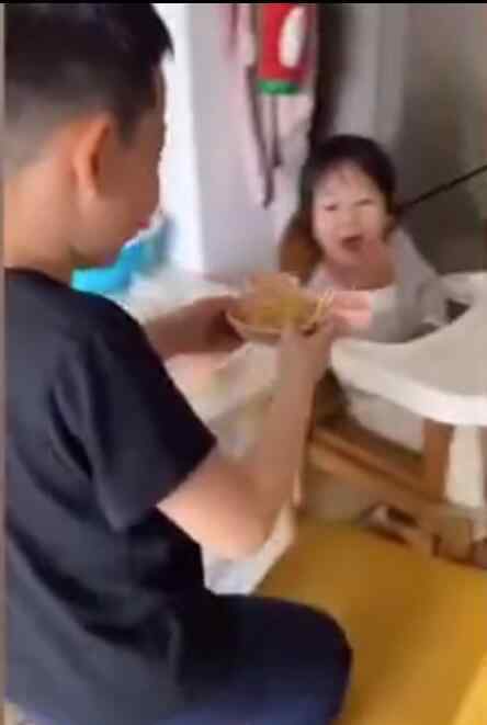 小學(xué)生哥哥替生病媽媽為妹妹做飯 超級暖心