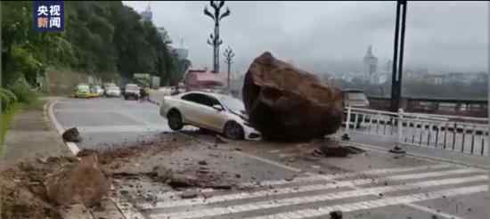 宜賓山體滑坡過路車輛被巨石砸中 目前現(xiàn)場如何