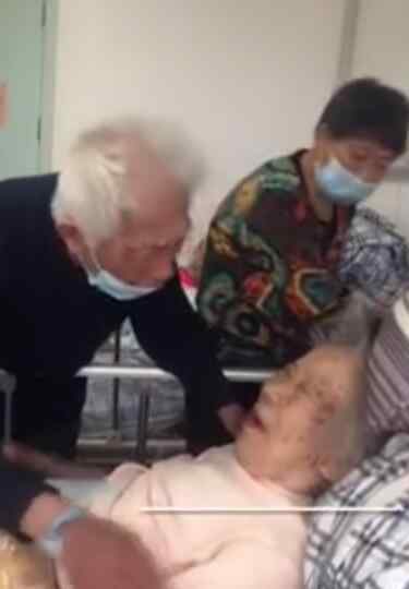 97歲奶奶不肯吃藥急哭99歲爺爺 這是什么神仙愛情