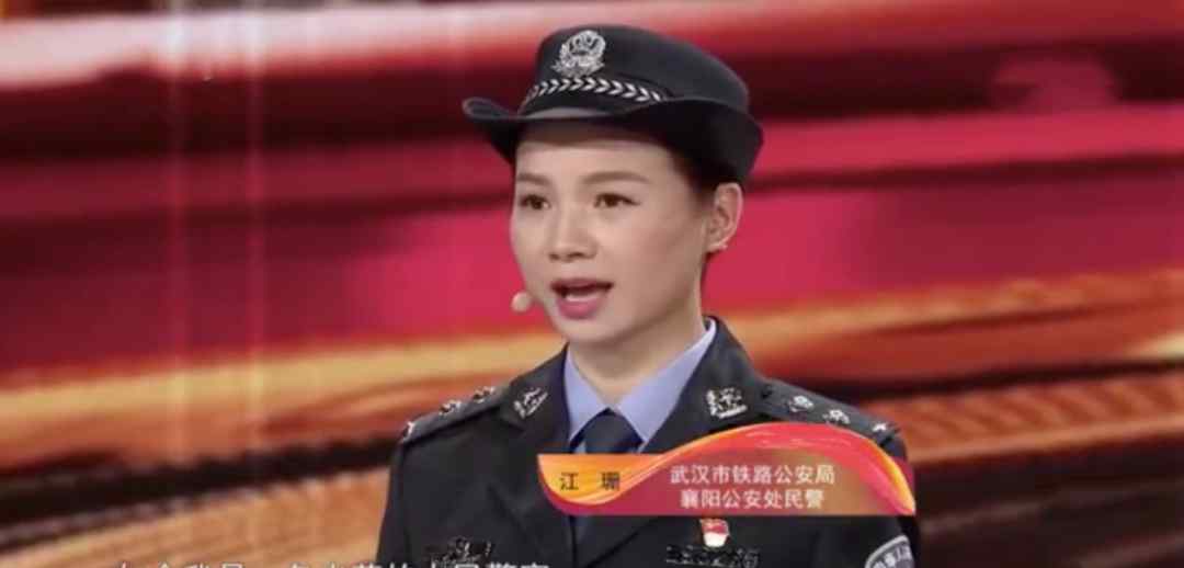 23年前洪水中抱樹的女孩 如今已成為警察