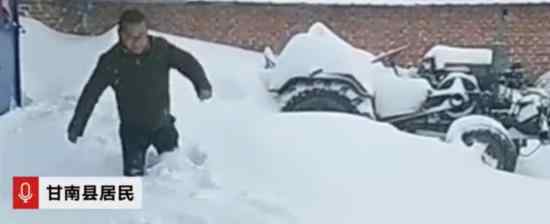 齊齊哈爾積雪2米 小區(qū)汽車被掩埋